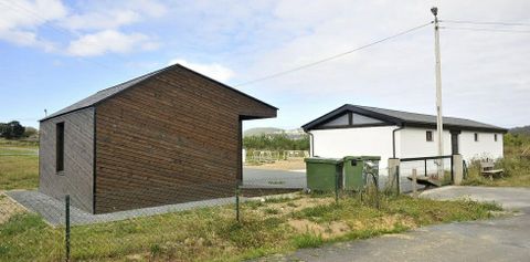 El recinto del aparcamiento de A Penela, en una finca municipal de Loiba, permanece cerrado. 