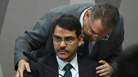 Un�diputado consuela a Jorge Messias, tras el veto del Senado a su candidatura a una vacante en el Supremo de Brasil.
