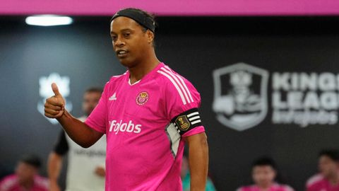 Ronaldinho .Ronaldinho con el Porcinos FC en la Kings League