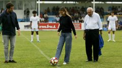 Sol Riverola de Carlos, bisnieta del homenajeado Luis de Carlos, realiz� el saque de honor previo al Racing de Ferrol-Castilla en Cantarrana.