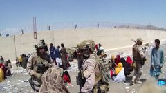 Militares espa�oles durante la evacuaci�n en el aeropuerto de Kabul. 