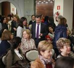 Hern�ndez explic� su programa a mujeres empresarias. 