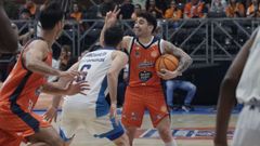 D�dac Cuevas marca una jugada durante el partido contra el Gipuzkoa.