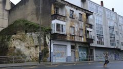 La vivienda est� en el n�mero 10 de la calle, pegada a dos edificios de nueva construcci�n