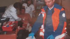 En la foto, cedida por el propio joyero, se ve a Santiago recibiendo la primera asistencia despu�s de la paliza que le dieron los atracadores.