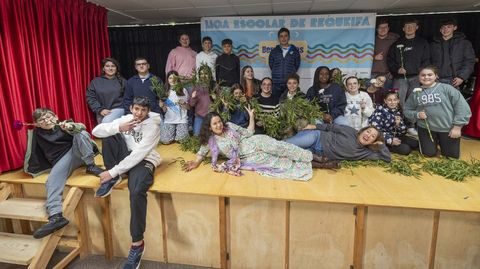 Alumnado anfitri�n do IES Pedra da Aguia de Camari�as, coa docente Carme Fern�ndez e a regueifeira Lupe Blanco 