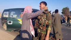 Un vecino de la localidad de Tel Tamer da la bienvenida a un soldado del Ejercito sirio