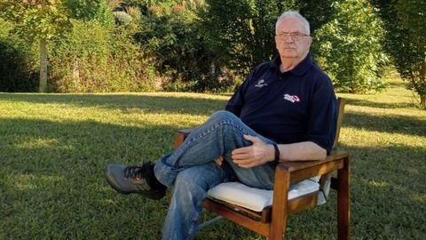 El entrenador de baloncesto Jos Antonio Figueroa, en el jardn de su casa de Mugua, en Vizcaya