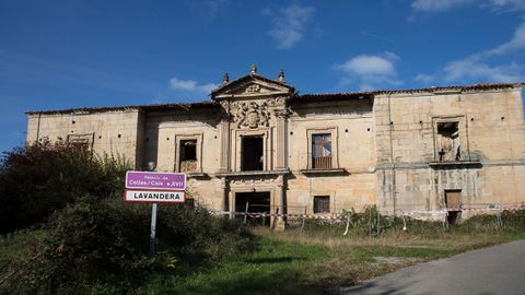 El Palacio de la Torre de Celles antes de su limpieza en el ao 2017