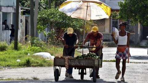 Dos de las personas que venden alimentos en las calles de La habana en una imagen de este mi�rcoles