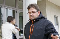 Simal Ramos, ayer a la salida del juzgado carball�s. Al fondo, su abogado atendiendo a los medios. 
