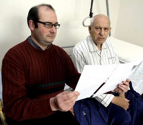 Luis Rodr�guez junto a su padre en el domiclio.