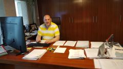 Guillermo Leal, en la gestoria que regenta en Viveiro