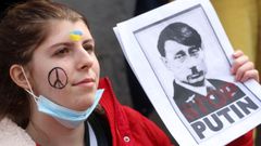 Una manifestante en una protesta contra la guerra ante el Parlamento Europeo.