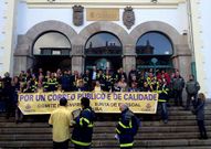 La plantilla se concentr� delante de la oficina principal.