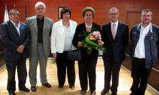 La viuda de Germ�n S�nchez recibi�, emocionada, un ramo de flores en se�al de agradecimiento.