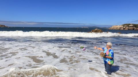 Mar�a Jos� Ren�e D�vila arroja hortensias en la playa de A Lanzada en recuerdo de su hermana fallecida en el mar hace 60 a�os