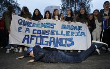 La protesta discurri� por delante de la piscina y el instituto. 