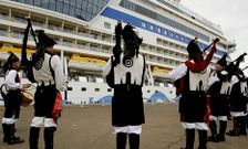 Un grupo de gaiteiros despide a uno de los �ltimos cruceros que hizo escala en Ferrol. 