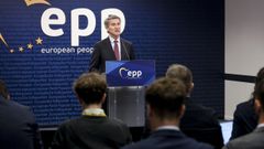 El presidente del PP, Alberto N��ez Feijoo durante la rueda de prensa tras participar en la cumbre del Partido Popular Europeo celebrada este jueves en Bruselas