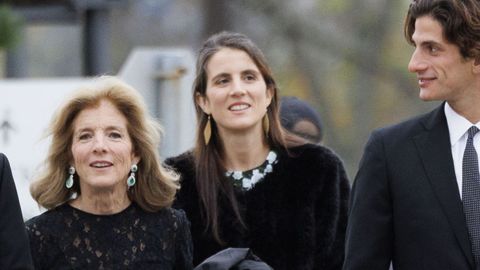 Caroline Kennedy, Tatiana Schlossberg y Jack Schlossberg en una imagen del 2023 en Boston