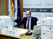 Rafael Louz�n compareci� ayer en la Diputaci�n rodeado de los proyectos presentados por las empresas.