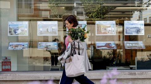 Carteles de venta de viviendas en una inmobiliaria de Lugo