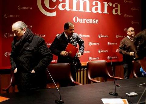 Alejandro Estévez y sus vicepresidentes abandonan la Cámara sin dar lectura a las cuetas.