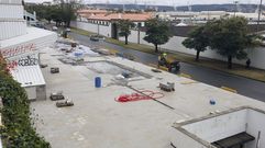 Vista parcial de la nueva plaza, donde se encuentra ya dispuesto el pavimento de granito.