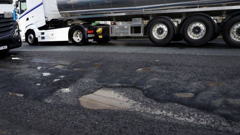 Los baches en la N-634 en la zona de Curtis.