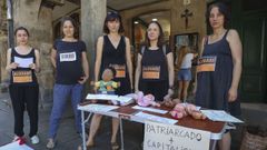 Concentracin del colectivo Maternidades Feninistas contra los vientres de alquiler en la Praza do Toural de Santiago