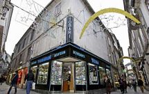 <span lang= es-es >A�n sin la luz de Navidad</span>. 16 calles tendr�n alumbrado de bajo consumo hasta el 6 de enero. Los comerciantes aportan el 40% del gasto y el Concello de Lugo colabora con 20.000 euros.