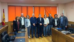 De izquierda a derecha: Mara del Mar Valle (teniente de alcalde de Castrelo do Val); Jos Ramn Berreal (alcalde de Laza); Ana Mara Villarino (alcaldesa de Ombra); Eladio Santos (subdelegado del Gobierno en Ourense); Gerardo Seoane (alcalde de Vern); Eva Prez (alcaldesa de Vilardevs); Jos Luis Surez (alcalde de Monterrei); Eva Barrio (alcaldesa de Ris); y Luciano Rivero (alcalde de Cualedro).