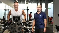 Antonio Ri�digos, gerente del gimnasio Vitalqi de Lal�n, junto a su hijo Daniel.