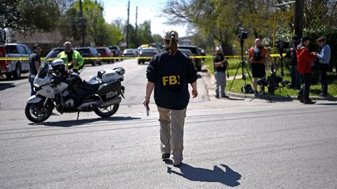 Agentes del FBI, en el vecindiario donde se produjo la tercera explosici�n, en Austin
