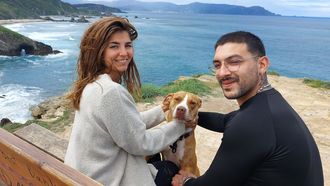 Pareja vasca que viaja en autocaravana por el Cantbrico, ayer en el banco con su perro