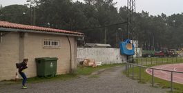 Responsables de la Asociaci�n de Atletismo e Deportes do Barbanza inmortalizaron este momento en el que la colchoneta que se utiliza para hacer salto de altura sali� volando por la fuerza del viento. Varios deportistas tuvieron que agarrarla para que no saliese del campo. 