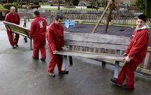 Los usuarios de Aspaber trabajaban ayer en el Parque do Anll�ns.