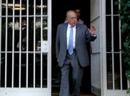 Pujol, como en d�as anteriores, se neg� a hacer declaraciones y cuando se le pregunt� c�mo estaba confes� que hab�a sufrido un esguince, raz�n por la que sali� de su casa con un solo zapato. 