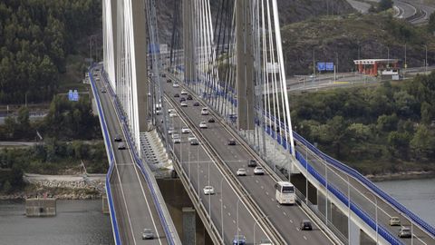 El puente de Rande, con el peaje visible al fondo.