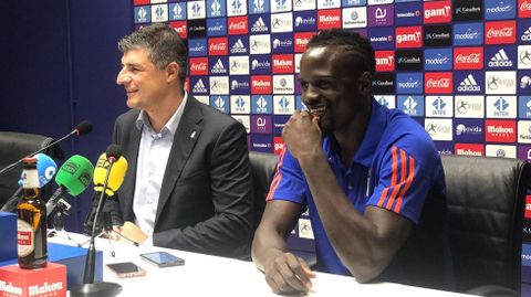 Mariga junto a C�sar, en la sala de prensa del Tartiere