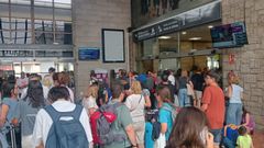 Pasajeros en el interior de la estaci�n de tren de Ourense debido a la cancelaci�n de la trenes por los incendios, en una imagen de este martes.