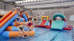 Hinchables en la piscina de Xove dentro del D�a do Neno
