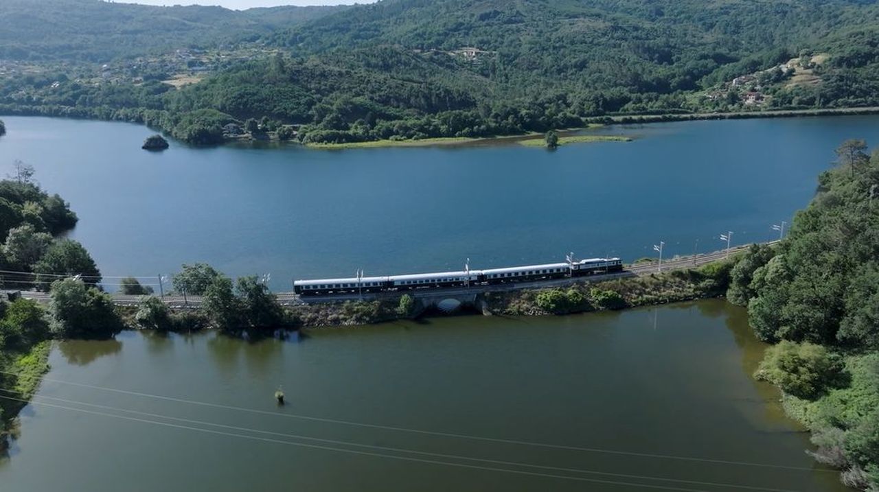 Llegan a la estación de Ourense y se encuentran con su viaje en el Galaico Expreso suspendido: «No es por el dinero, pero teníamos la ilusión del viaje y no nos avisaron»