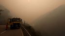 Bomberos entre el humo generado por los incendios de Dega�a y Cangas del Narcea 
