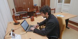 Jorge Su�rez trabajando ayer en su nueva oficina. 