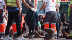 Menores migrantes, en el puerto de Los Cristianos, en el sur de Tenerife