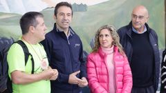 De izquierda a derecha, el pesidente del colectivo organizador de la ruta, el conselleiro do Mar, la delegada territorial de la Xunta en Ferrol y el alcalde de Valdovio, ayer en Pantn