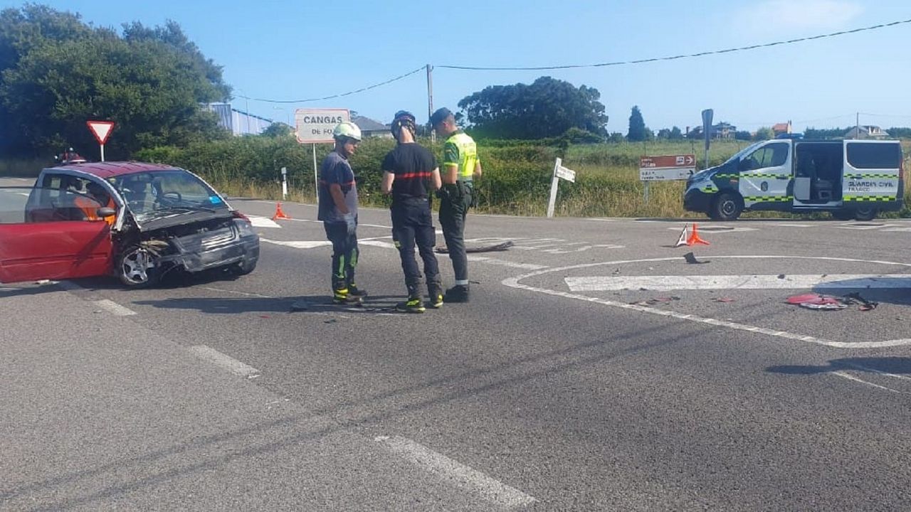 Heridos los dos ocupantes de un cuadriciclo en una colisión en Foz