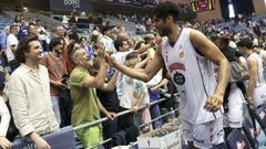 Felipe dos Anjos saluda a aficionados del Obradoiro en Sar tras el partido ante el Palencia